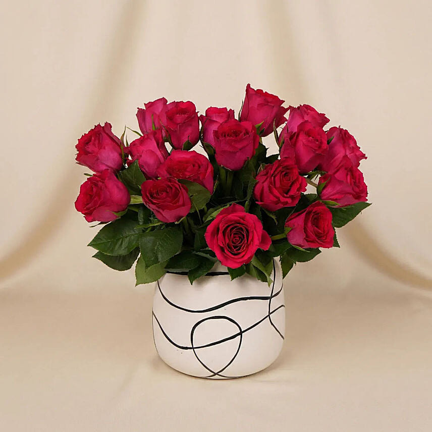 Romantic Dark Pink Roses for Valentine's Days: هدايا عيد الحب سنغافورة