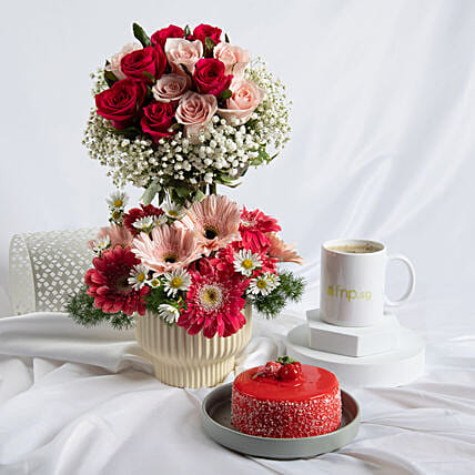 Mesmerised Pink Flowers and Cake: توصيل هدايا سنغافورة